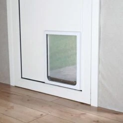 Trixie 2-Weg Hondenluik Wit - M-XL 39 X 45 CM -Hondenbenodigdheden 1200x1200 1067