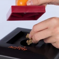 Trixie Dogtoy Dog Activity Strategy Game Gamble Box - Piepend Speelgoed - 15cm X 15cm X 9cm - Zwart/rood/oranje -Hondenbenodigdheden 1200x1200 1137