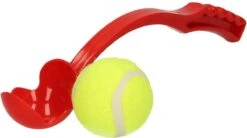 Benson Rode Honden Ballenwerper Met Ergonomische Handgreep – Inclusief Tennisbal – 38cm – Rood | Balwerper Voor Hond | Bal Werpen | Apporteer Speelgoed | Hondenspeelgoed -Hondenbenodigdheden 1200x672
