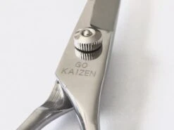 Professionele Hondenscharen Set - Extra Veilige Grooming Set - Trimscharen Voor Honden - Knipschaar - Effileerschaar / Uitdunschaar - Gebogen Schaar Met Ronde Punt - Precisieschaar - Hondenverzorging - Inclusief Kam, 2 Haarclips En Luxe Opbergdoos -Hondenbenodigdheden 1200x899 4